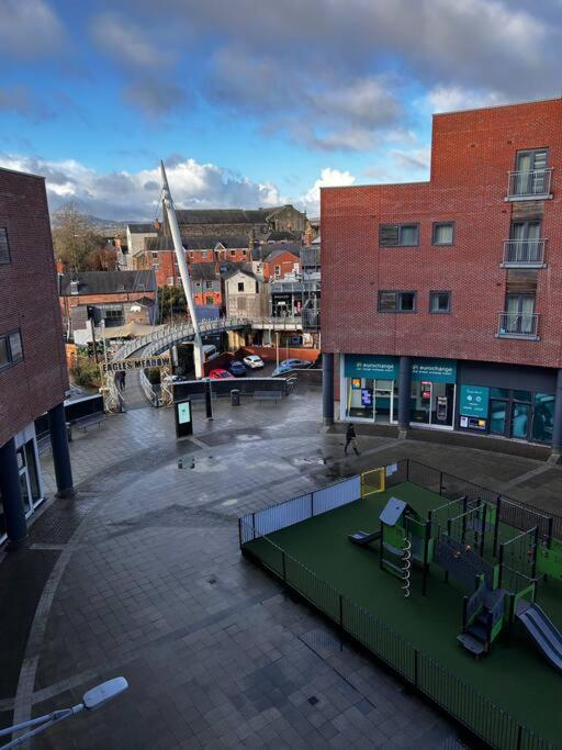 City Centre Apartment. Wrexham Esterno foto